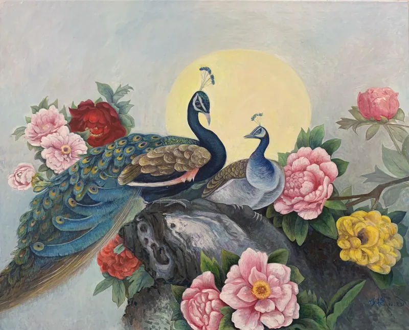 两只孔雀栖在岩石上,周围环绕粉红和黄色花朵,后方衬着黄色圆形背景。
