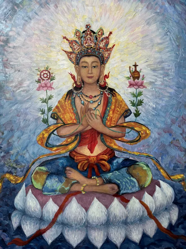 头戴华丽冠饰的人物盘腿坐在莲花座上,双手结于胸前,身后散开蓝白色光芒。