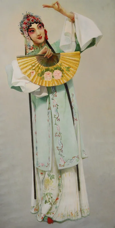 身穿浅色戏服、头戴花饰的人物,一手抬起,一手持展开的金色折扇。