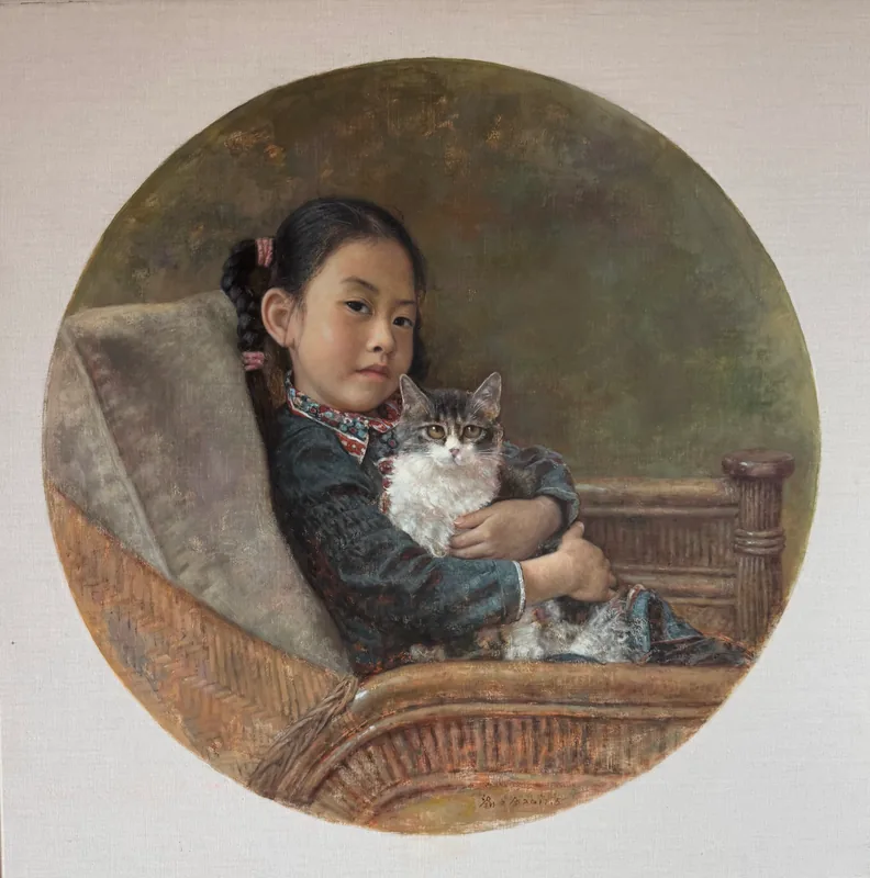 圆形画面中,女孩坐在藤椅上,双臂抱着一只白灰色的猫。
