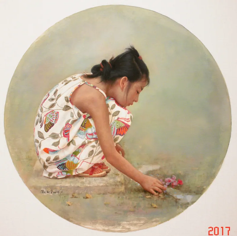 圆形画面中,穿花裙的女孩蹲在石阶边,伸手触碰地上的粉色花朵。