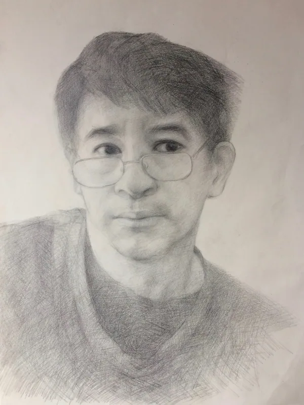 短发人物的正面半身素描,鼻梁上架着眼镜,身穿深色圆领上衣。