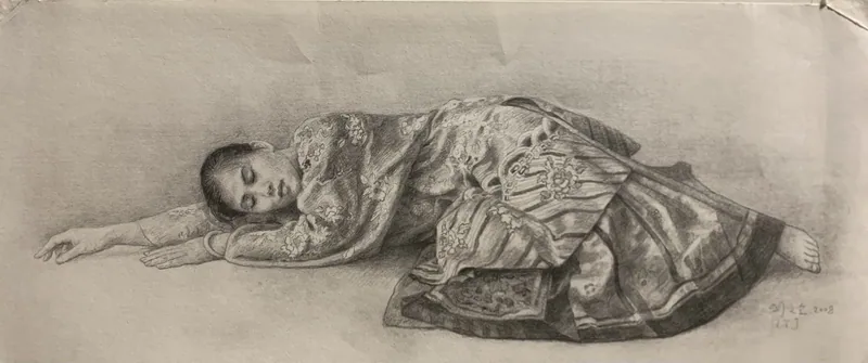 横幅素描中,穿繁复花纹长裙的人物侧卧在地上,双臂向左伸展,双眼闭合。