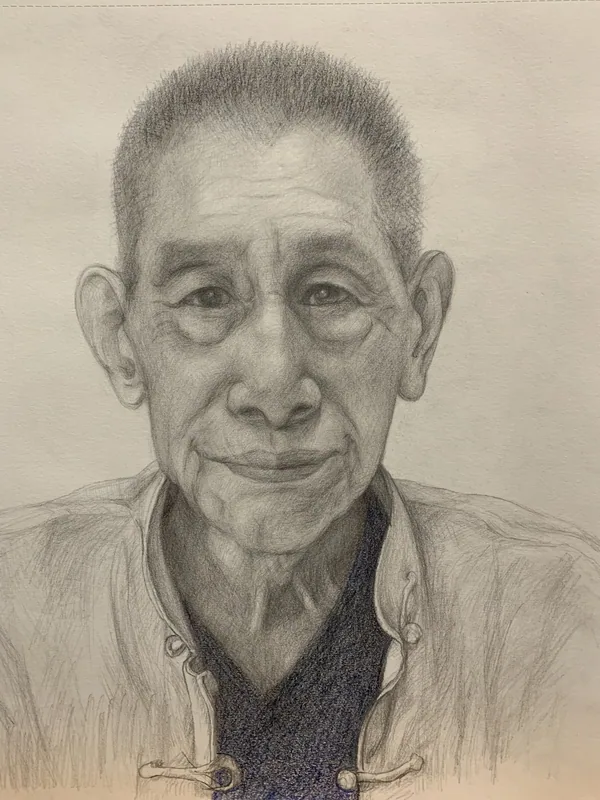 短发长者的正面胸像素描,面部皱纹清晰,身穿浅色外衣与深色内衫。