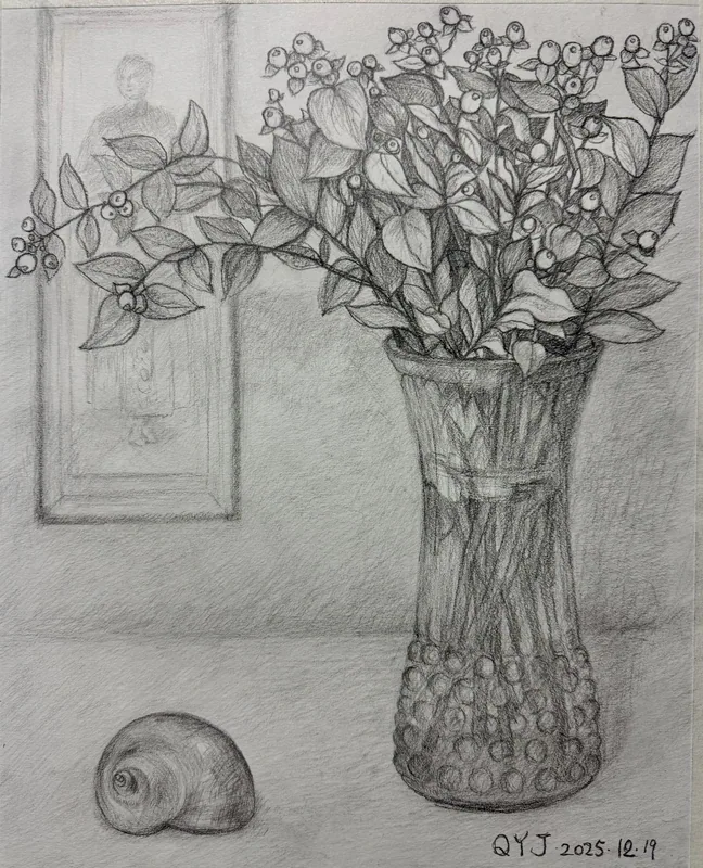 纹饰高花瓶中插满带圆形果实的枝叶,桌面左侧放着螺壳,后方墙上有一幅人物画。