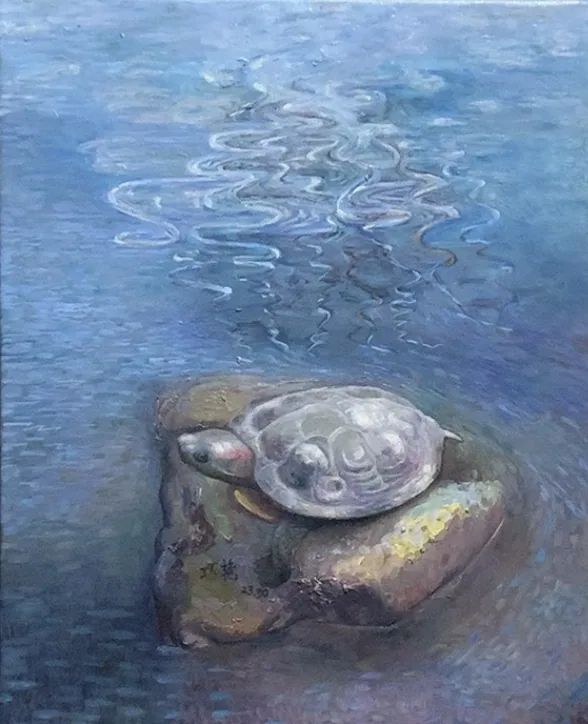 一只灰色龟伏在水中的石块上,周围的蓝色水面布满弯曲的倒影和波纹。